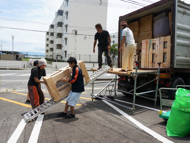 バリからコンテナ入荷 バリからコンテナ入荷