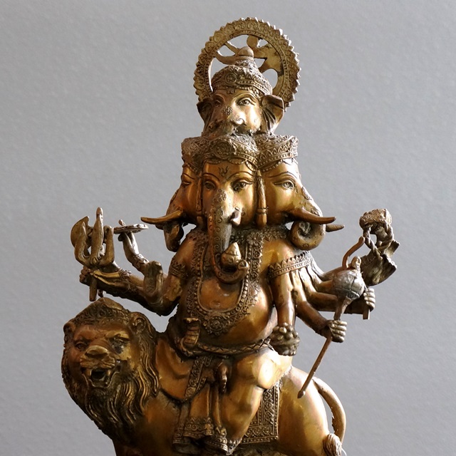 ガネーシャ像／ライオン