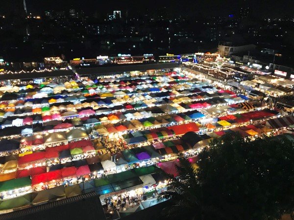 タラートロットファイ ナイトマーケット タラートロットファイ ナイトマーケット