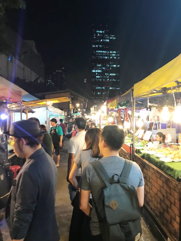 タラートロットファイ ナイトマーケット タラートロットファイ ナイトマーケット