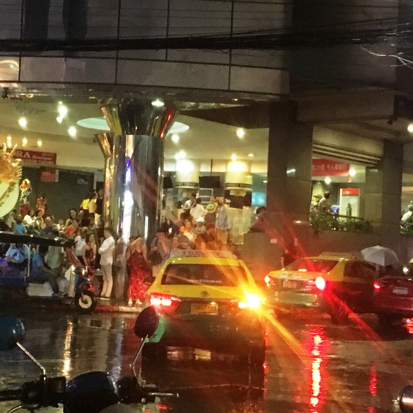 バンコク BTS 雨のバンコク BTS