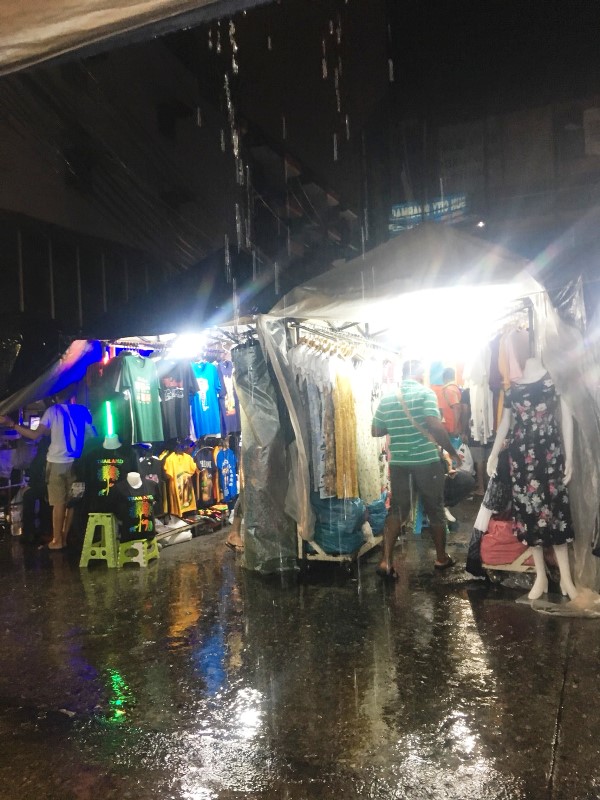 雨のバンコク ナイトマーケット 雨のバンコク ナイトマーケット