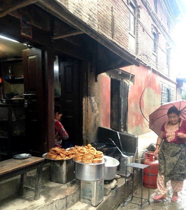 カトマンズ　揚げパン