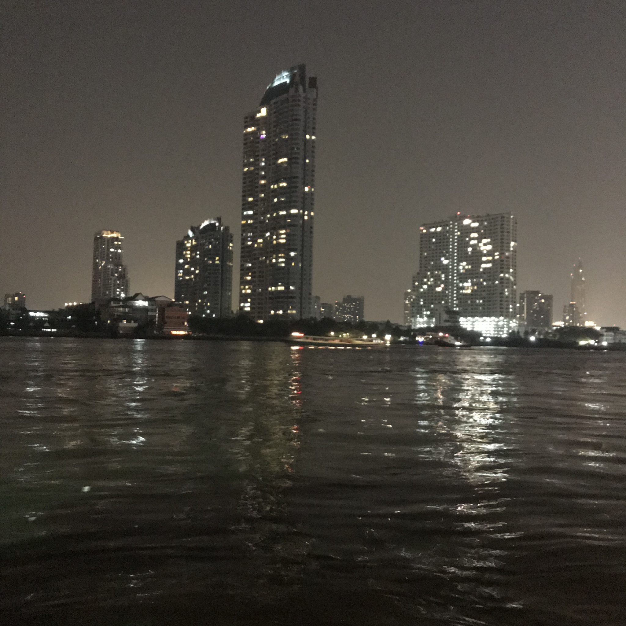 夜のチャオプラヤー川