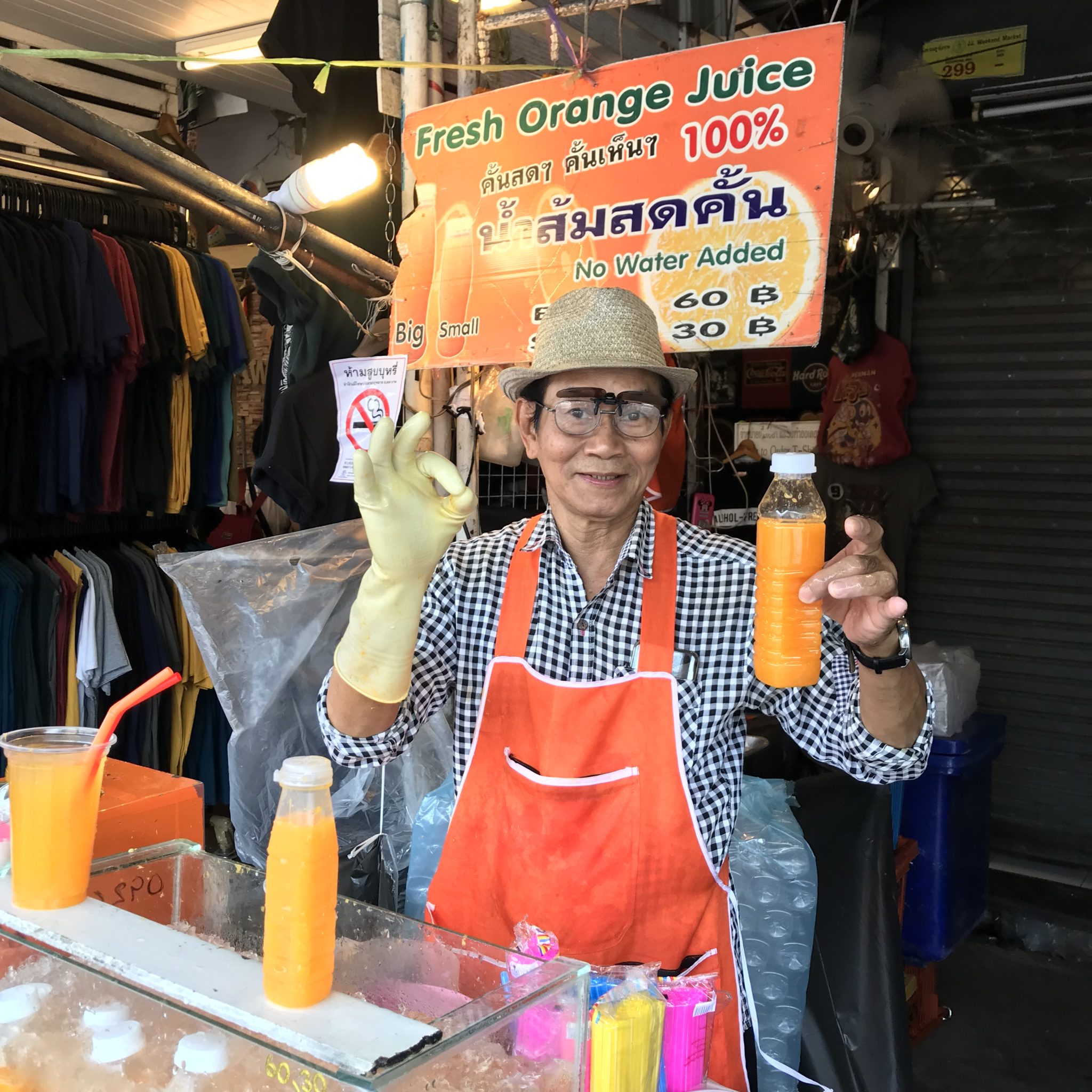 オレンジジュース屋さんのおじさん。ノンシュガー・ノンウォーター！