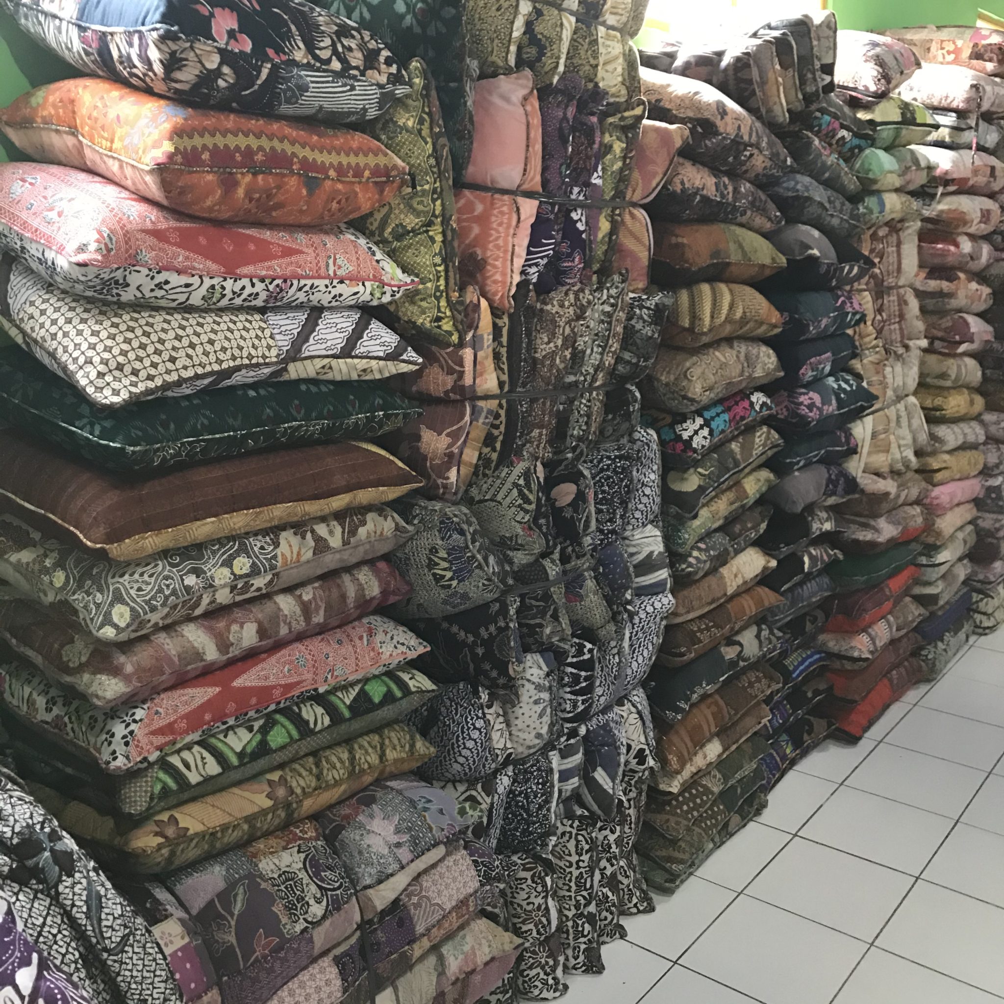 テガララン・バティッククッション