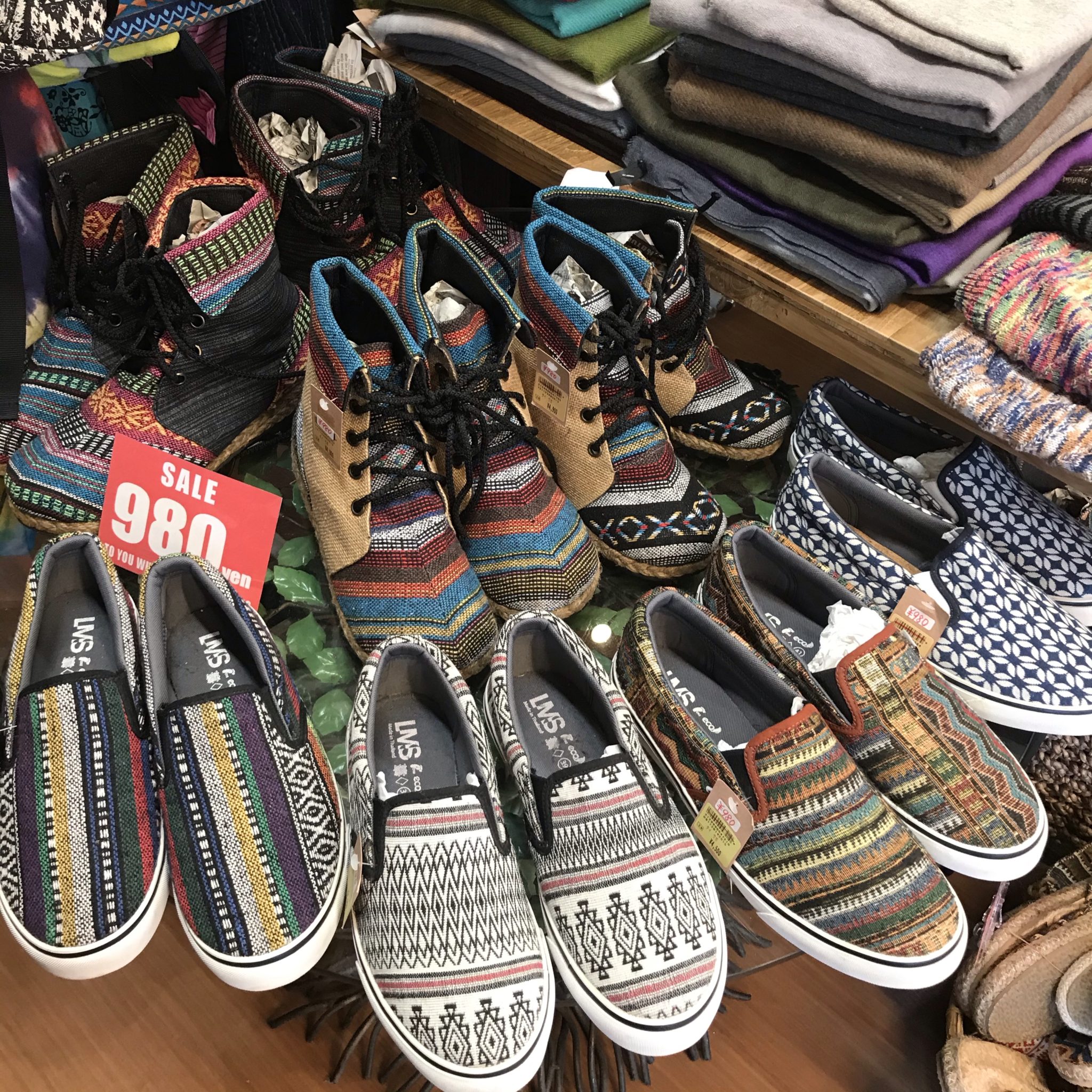 エスニックファッション，靴，スリッポン