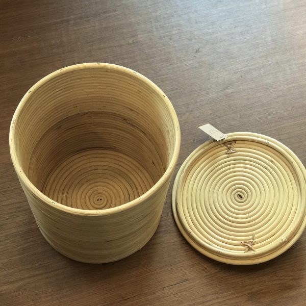 蓋つきゴミ箱／籐のゴミ箱