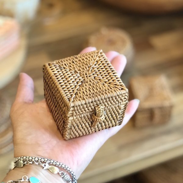 アタ　ボックス