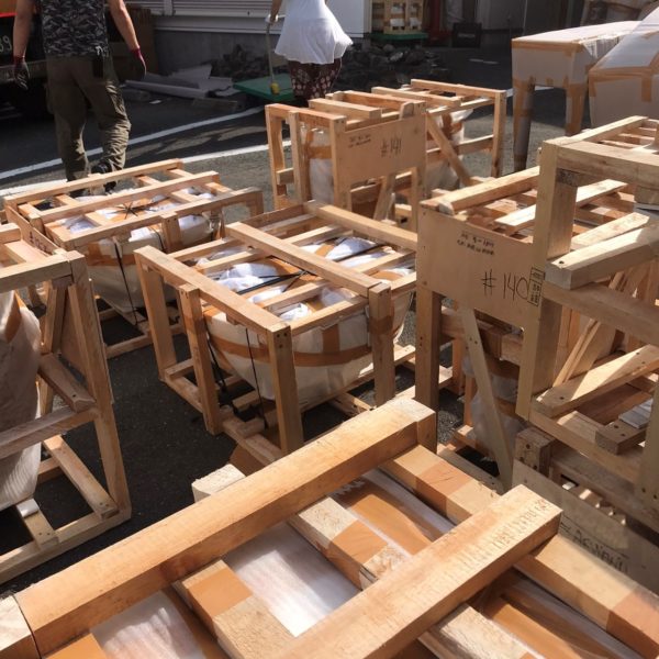 バリ島からコンテナ到着