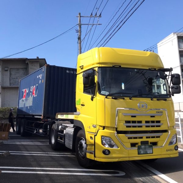 バリ島からコンテナ到着