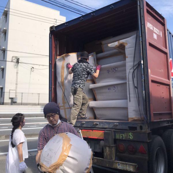 バリ島からコンテナ到着