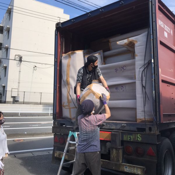 バリ島からコンテナ到着