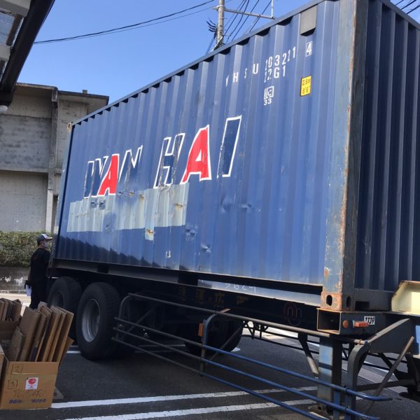 バリ島からコンテナ到着