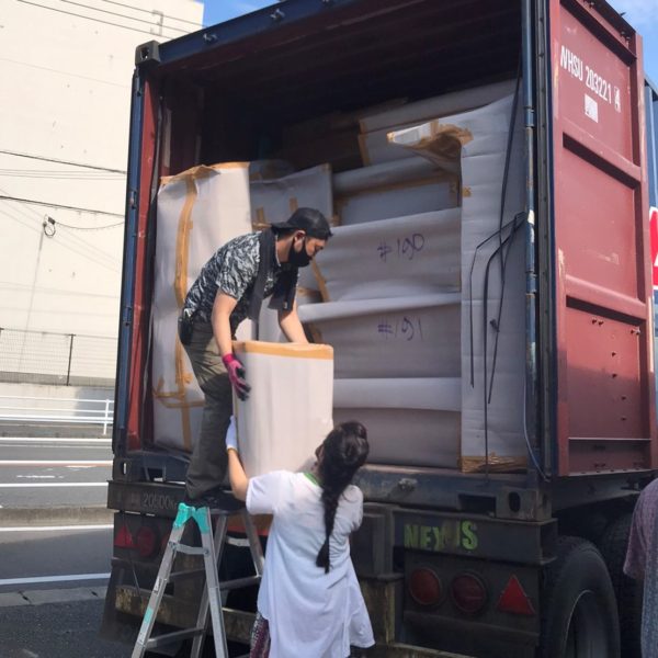 バリ島からコンテナ到着