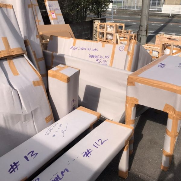 バリ島からコンテナ到着