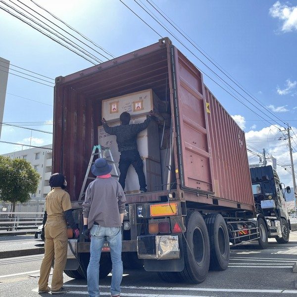 バリ島からコンテナ到着