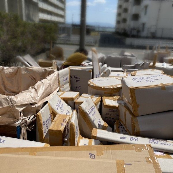 バリ島からコンテナ到着