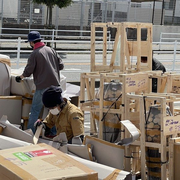 バリ島からコンテナ到着
