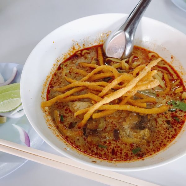 カオソーイ　チェンマイ名物　カレーラーメン