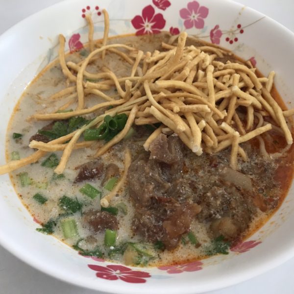 カオソーイ　チェンマイ名物　カレーラーメン