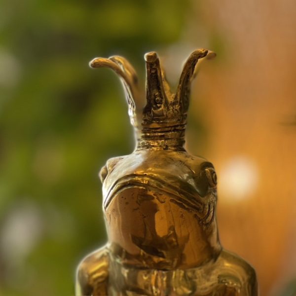 カエルの王様 真鍮製のオブジェ。