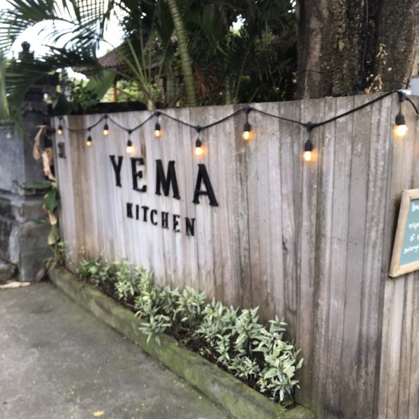 バリ島　チャングー　カフェYema Kitchen
