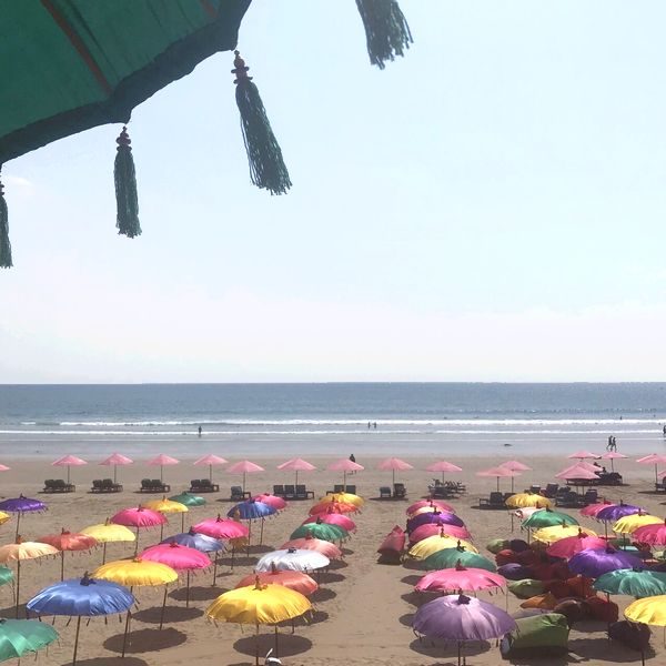 行った時は暑過ぎて、お客が居ないので、まだパラソルの下にビーズクッションがセッティングされていませんでした。 店を出る時にはキレイにセッティングされていました。