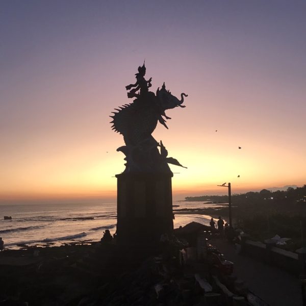 ガジャ ミナの像