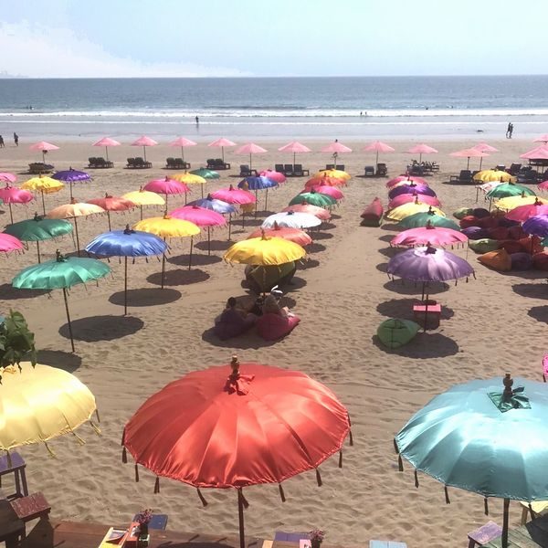 行った時は暑過ぎて、お客が居ないので、まだパラソルの下にビーズクッションがセッティングされていませんでした。 店を出る時にはキレイにセッティングされていました。