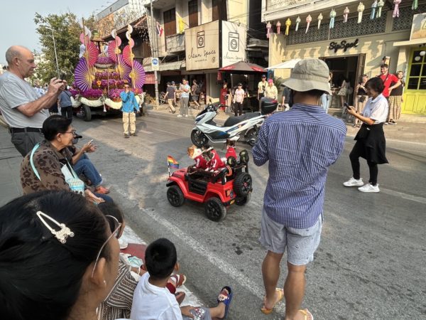 チェンマイフラワーフェスティバル　パレード