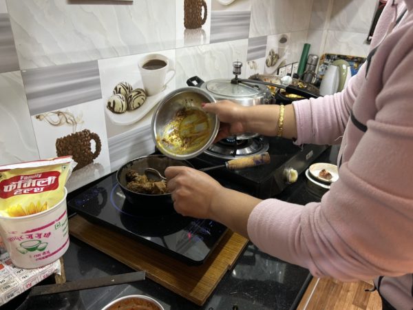 通訳のプレムさんの奥さんの手料理　ダルバート