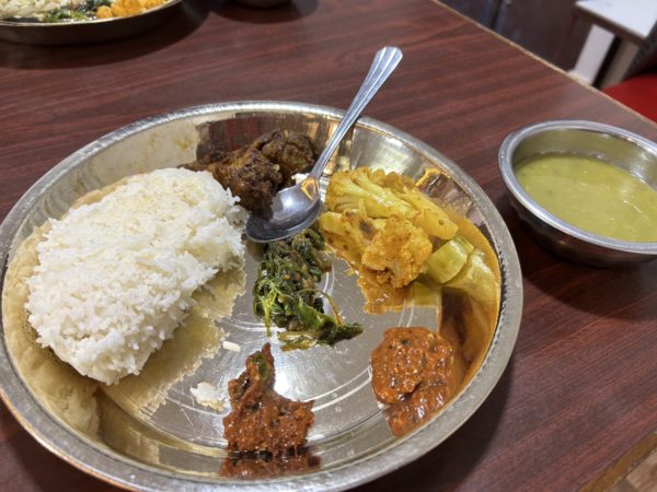 通訳のプレムさんの奥さんの手料理　ダルバート