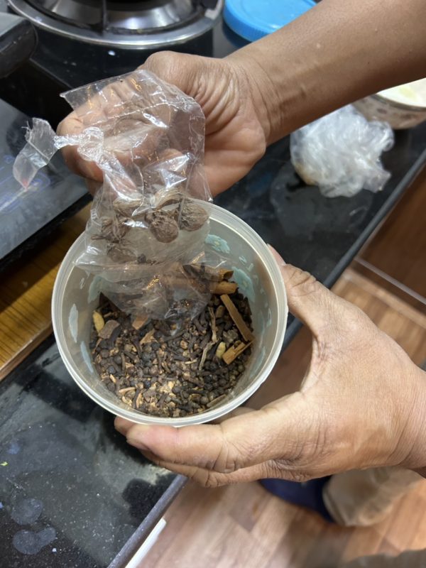 通訳のプレムさんの奥さんの手料理　ダルバート