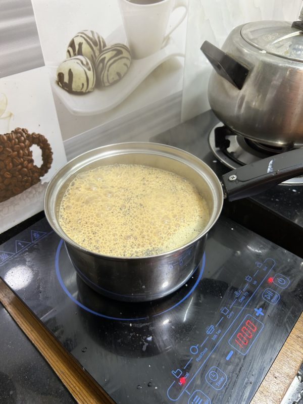 通訳のプレムさんの手料理　チャイ