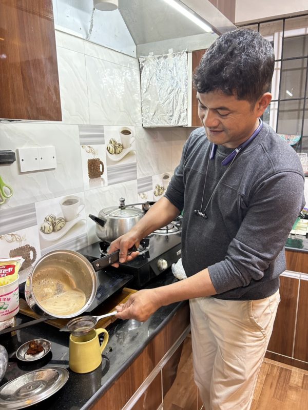 通訳のプレムさんの手料理　チャイ