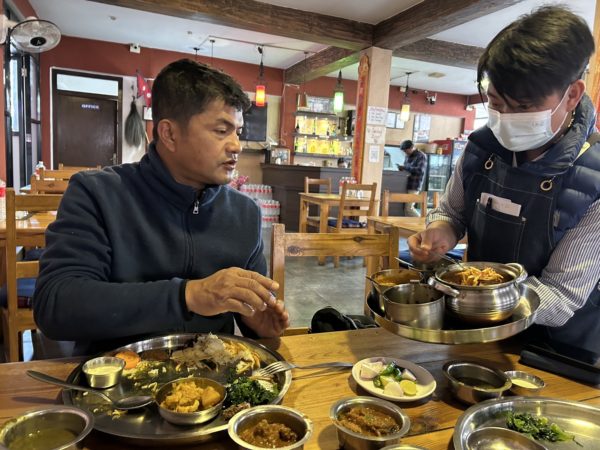 ネパール 昼食 ダルバート