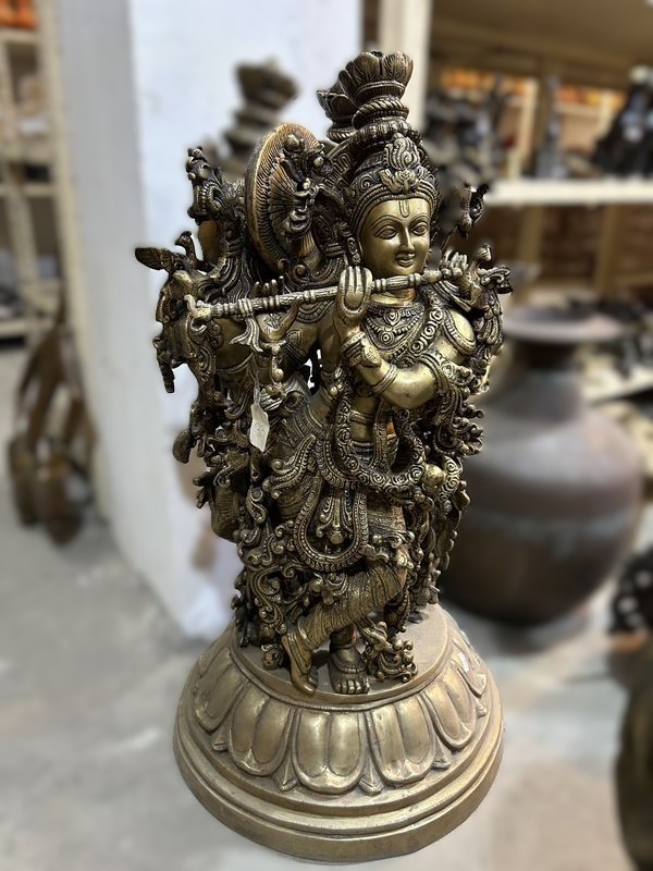 バンスリ／横笛を吹くクリシュナの像