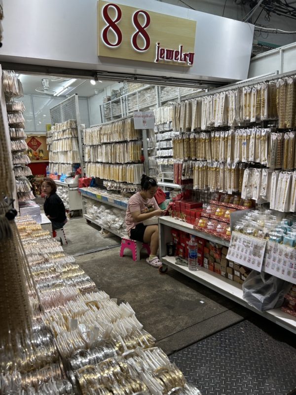 卸市場のヤワラート