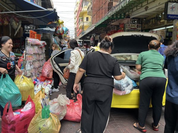 卸市場のヤワラートへ。 アクセサリー、布、リボン、ボタン、バッグ、帽子等々 専門店が、狭い道の両サイドにぎゅうぎゅうに並んでいます。