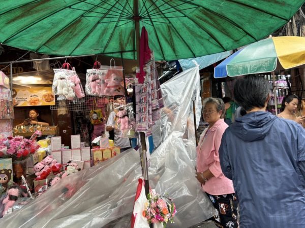 そんな道の真ん中に車を停めて、荷物を積んでいるバイヤー。 おかげで、あっちからも、こっちからも通ることが出来ず大渋滞。