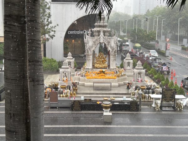 ガネーシャ廟　セントラルワールドでスコールにあう
