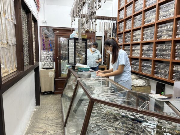 チャトチャックウィークエンドマーケット　カレンシルバー専門店