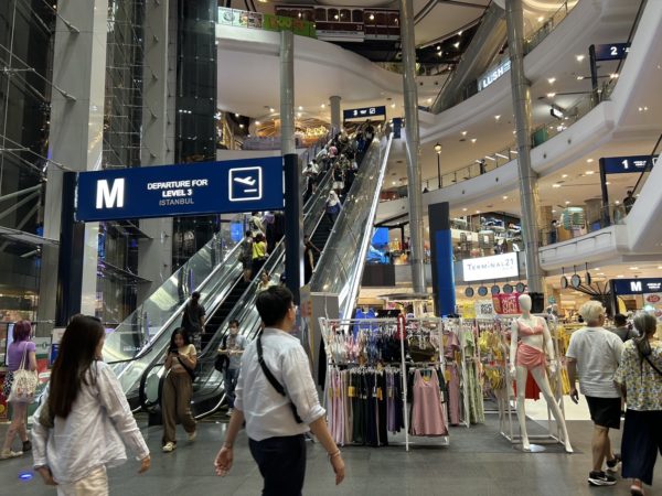 ターミナル21のフードコート