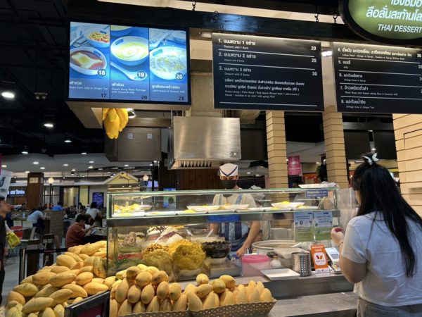 ターミナル21のフードコート