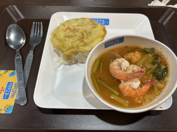 ターミナル21のフードコート　トムヤムクンとオムレツ