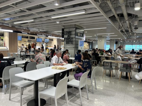 プラトゥナムファッションビルのフードコート