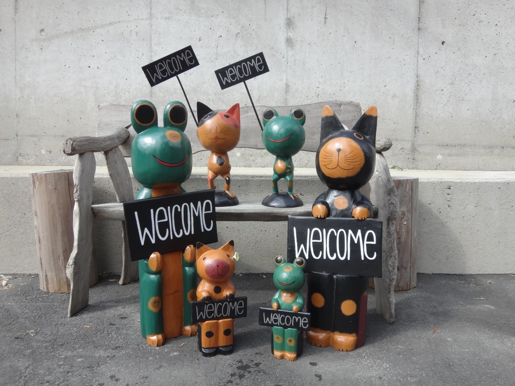 木彫りのカエルと猫