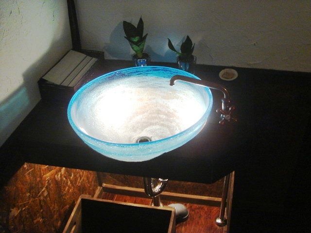 ガラスの洗面ボウル