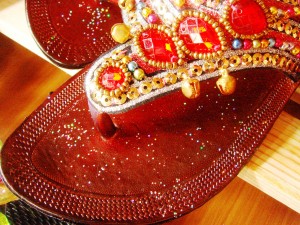 革　ビーズサンダル